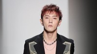 Gaya Donghyuk saat di runway. (Foto: Getty Images for Concept Korea/Dia Dipasupil)