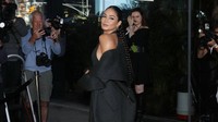 Vanessa Hudgens melengkapi penampilannya dengan tas abu-abu dan sepatu hak tinggi hitam. (Foto: Patrick McMullan via Getty Image/Udo Salters)