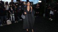 Bintang High School Musical itu tampil dalam gaun serba hitam. (Foto: Patrick McMullan via Getty Image/Udo Salters)