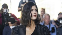 Dalam kesempatan itu, Alexandra Daddario mengenakan crop top hitam dibalut blazer. (Foto: WireImage/Gotham)