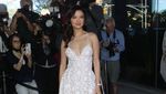 Kelas! Raline Shah ke New York Fashion Week Pakai Gaun Bolong-bolong