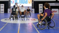 Pemain difabel dari Jakarta Swift Basketball Indonesia saat bertanding pada sesi NBA Cares dalam gelaran Jr. NBA Day di Cilandak Sports Center, Jakarta, Selasa (13/09/2022)