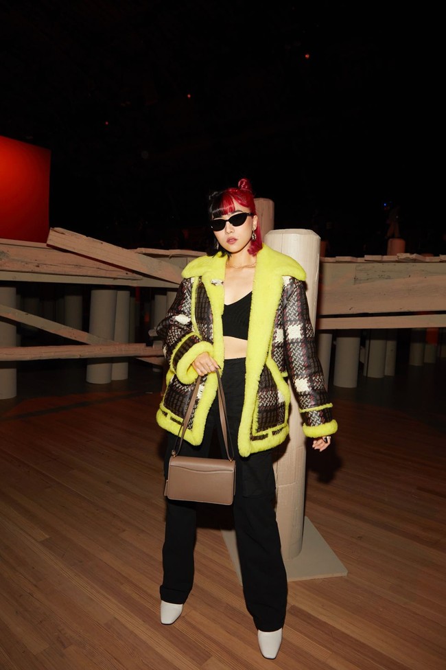 Isyana muncul dalam balutan Coach Plaid Shearling Aviator, oversized jacket yang terinspirasi oleh desain perancang pertama Coach, Bonnie Cashin. (Foto: Dok. Coach)