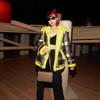 Isyana muncul dalam balutan Coach Plaid Shearling Aviator, oversized jacket yang terinspirasi oleh desain perancang pertama Coach, Bonnie Cashin. (Foto: Dok. Coach)