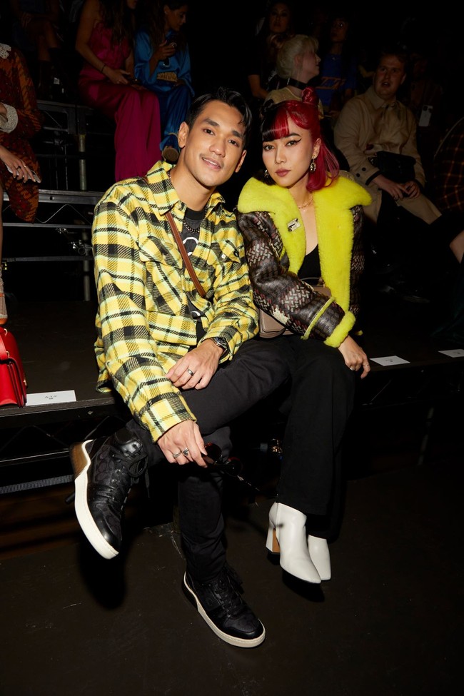 Selebriti dari seluruh dunia menghadiri peragaan Coach koleksi musim semi dan panas 2023. Dari Indonesia, ada Isyana Sarasvati dan Afgansyah Reza. (Foto: Dok. Coach)