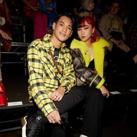 Selebriti dari seluruh dunia menghadiri peragaan Coach koleksi musim semi dan panas 2023. Dari Indonesia, ada Isyana Sarasvati dan Afgansyah Reza. (Foto: Dok. Coach)