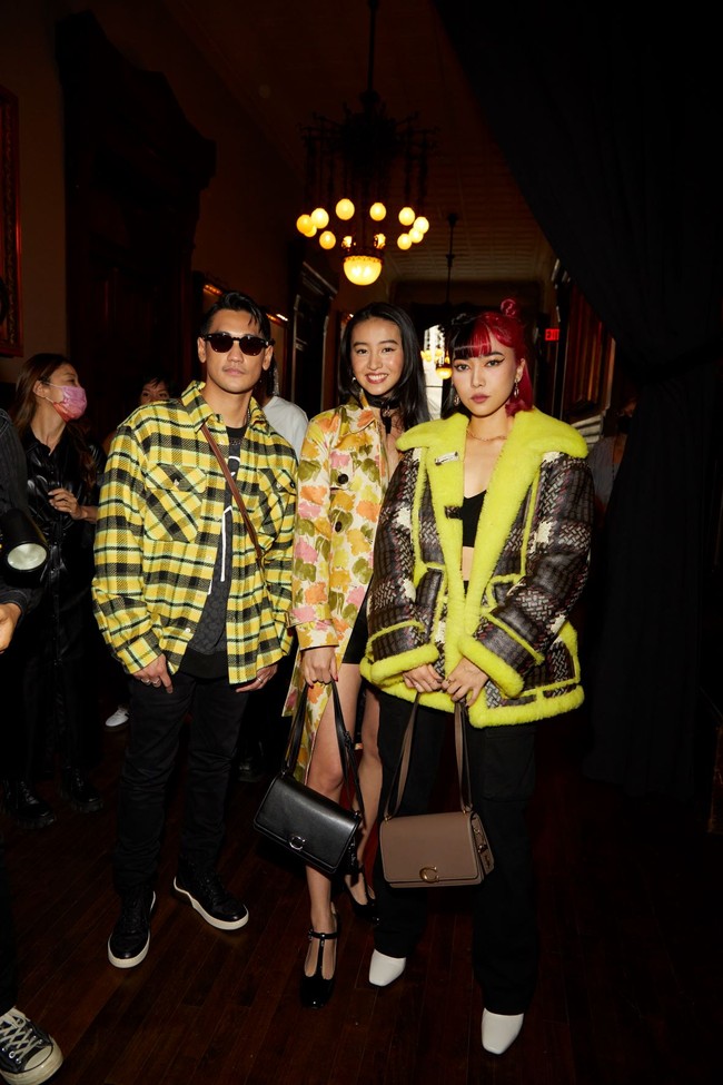 Penampilan Isyana sempat menarik perhatian selebriti lainnya di sana. Doja Cat memuji gaya Isyana saat mereka berpapasan di fashion show Coach. “Aku suka mantelmu,” katanya seperti terekam dalam video yang viral di media sosial. (Foto: Dok. Coach)