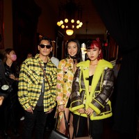 Penampilan Isyana sempat menarik perhatian selebriti lainnya di sana. Doja Cat memuji gaya Isyana saat mereka berpapasan di fashion show Coach. “Aku suka mantelmu,” katanya seperti terekam dalam video yang viral di media sosial. (Foto: Dok. Coach)