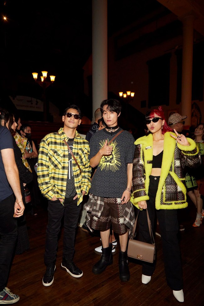 Afgan dan Isyana berfoto dengan aktor Korea Selatan Chan-young Yoon. Dalam keterangan resmi, keduanya diundang karena gayanya merepresentasikan Coach yang dikenal memiliki semangat optimisme dan berani mengekspresikan diri secara autentik. (Foto: Dok. Coach)