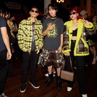 Afgan dan Isyana berfoto dengan aktor Korea Selatan Chan-young Yoon. Dalam keterangan resmi, keduanya diundang karena gayanya merepresentasikan Coach yang dikenal memiliki semangat optimisme dan berani mengekspresikan diri secara autentik. (Foto: Dok. Coach)