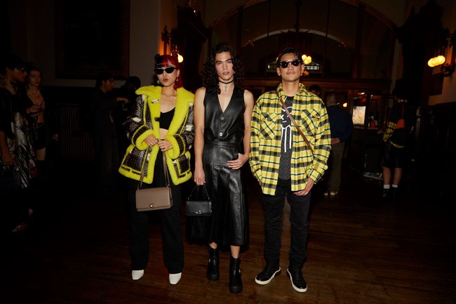 Untuk aksesori, ia memakai Coach Bandit Shoulder Bag, dengan detail ikon ‘C’ pada bagian pushpin closure yang memberi sentuhan gaya grunge era 1990an. Di foto ini, Afgan dan Isyana bersama musisi dan youtuber Conan Gray yang juga menghadiri fashion show Coach. (Foto: Dok. Coach)