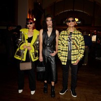 Untuk aksesori, ia memakai Coach Bandit Shoulder Bag, dengan detail ikon ‘C’ pada bagian pushpin closure yang memberi sentuhan gaya grunge era 1990an. Di foto ini, Afgan dan Isyana bersama musisi dan youtuber Conan Gray yang juga menghadiri fashion show Coach. (Foto: Dok. Coach)