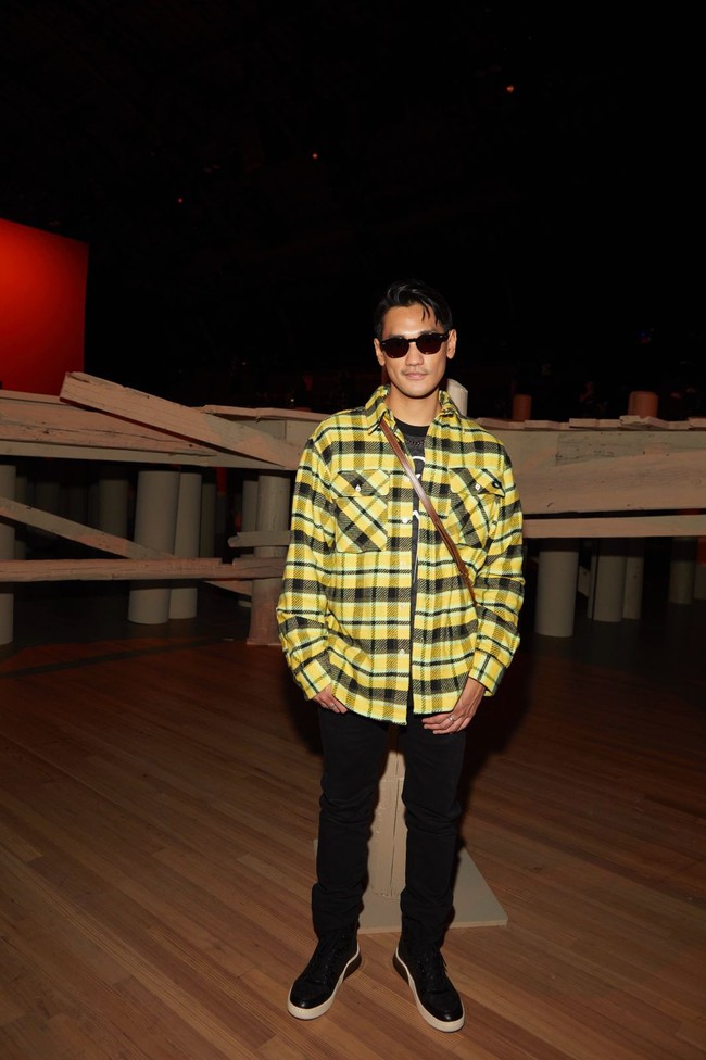 Busana dengan aksen kuning menjadi andalan mereka. Afgan memakai Coach Oversized Flannel Shirt dan Coach Bandit Shoulder Bag 20 dengan ukuran yang lebih kecil dan tali yang adjustable sehingga cocok dikenakan sebagai crossbody. (Foto: Dok. Coach)