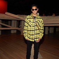 Busana dengan aksen kuning menjadi andalan mereka. Afgan memakai Coach Oversized Flannel Shirt dan Coach Bandit Shoulder Bag 20 dengan ukuran yang lebih kecil dan tali yang adjustable sehingga cocok dikenakan sebagai crossbody. (Foto: Dok. Coach)