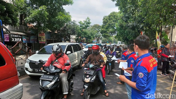 Aksi buruh di Cimahi bagikan selebaran ajakan demo tolak harga BBM naik