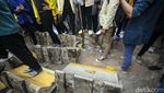 Detik-detik Mahasiswa Tembus Kawat Berduri-Adu Dorong dengan Polisi