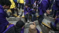 Setelah itu mereka membongkar separator yang menghadang.