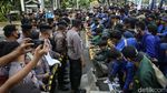 Detik-detik Mahasiswa Tembus Kawat Berduri-Adu Dorong dengan Polisi