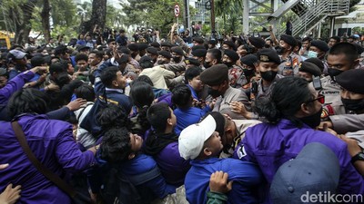 Detik-detik Mahasiswa Tembus Kawat Berduri-Adu Dorong dengan Polisi