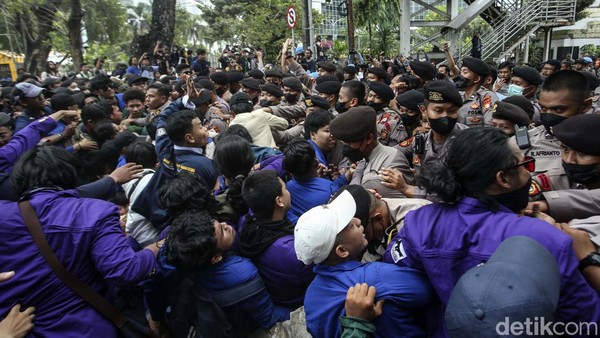 Detik-detik Mahasiswa Tembus Kawat Berduri-Adu Dorong dengan Polisi