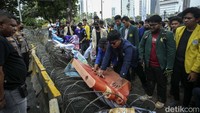 Massa aksi tampak memaksa menuju Istana Merdeka.