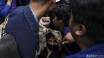 Detik-detik Mahasiswa Tembus Kawat Berduri-Adu Dorong dengan Polisi