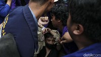 Seorang demonstran tampak pingsan.