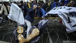 Detik-detik Mahasiswa Tembus Kawat Berduri-Adu Dorong dengan Polisi