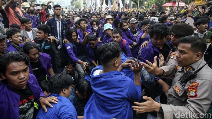 Aksi Mahasiswa Tembus Kawat Berduri di Patung Kuda Aksi unjuk rasa mahasiswa menolak kenaikan harga BBM di Patung Kuda, Jakarta, memanas. Massa dari BEM SI itu menembus kawat berduri dan saling dorong dengan polisi.