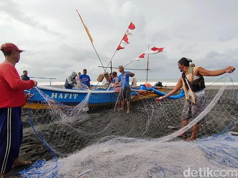 Aktivitas nelayan di kawasan Pantai Congot, Kabupaten Kulon Progo, DIY, Kamis (15/9/2022).