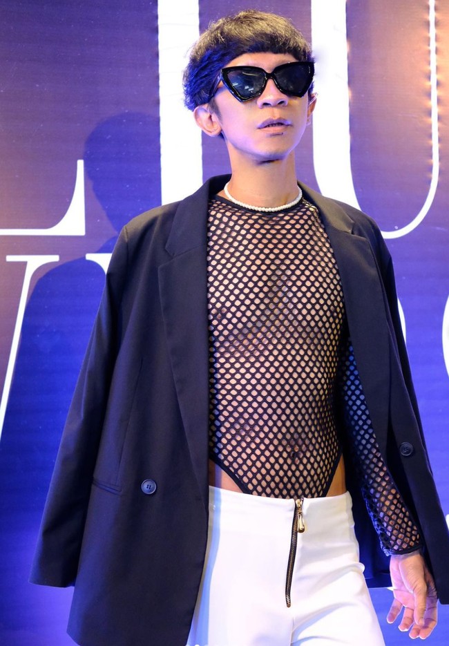 Aming terlihat memadukan bodysuit jaring-jaring dengan celana panjang bahan berwarna putih dan jas hitam. Penampilannya itu kemudian dilengkapi dengan sebuah kaca mata hitam dan kalung mutiara yang menghiasi lehernya. Foto: Instagram/@amingisback