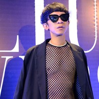 Aming terlihat memadukan bodysuit jaring-jaring dengan celana panjang bahan berwarna putih dan jas hitam. Penampilannya itu kemudian dilengkapi dengan sebuah kaca mata hitam dan kalung mutiara yang menghiasi lehernya. Foto: Instagram/@amingisback