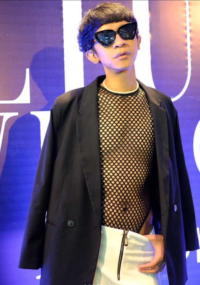 Aming memilih tampil dengan rambut pendek tanpa mengenakan wig panjang yang belakangan juga sering dikenakannya bersama dengan payudara prostetik. Walaupun tampil tanpa wig dan payudara prostetik, namun gayanya tetap nyentrik dan cukup berani. Foto: Instagram/@amingisback