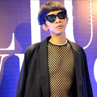 Aming memilih tampil dengan rambut pendek tanpa mengenakan wig panjang yang belakangan juga sering dikenakannya bersama dengan payudara prostetik. Walaupun tampil tanpa wig dan payudara prostetik, namun gayanya tetap nyentrik dan cukup berani. Foto: Instagram/@amingisback