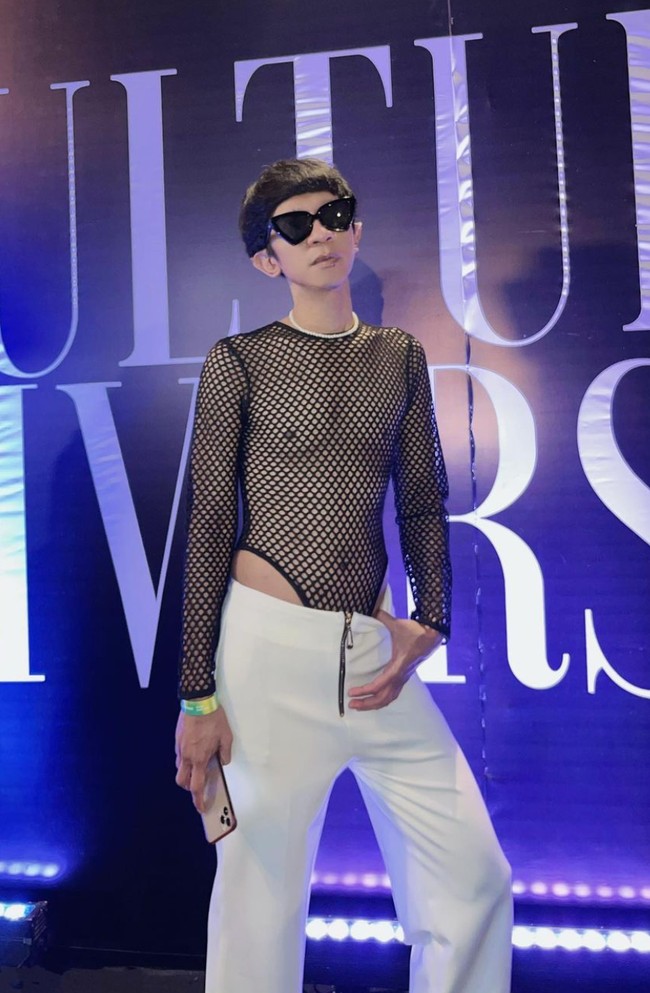 Unggahan penampilan Aming itu langsung berhasil mencuri atensi. Tak hanya dari para netizen, melainkan rekan sesama artisnya pun terlihat meninggalkan komentar di unggahan Aming tersebut. Huwwwooow, tulis Reza Artamevia, Whoaaaa, tambah Susan Sameh. Foto: Instagram/@amingisback