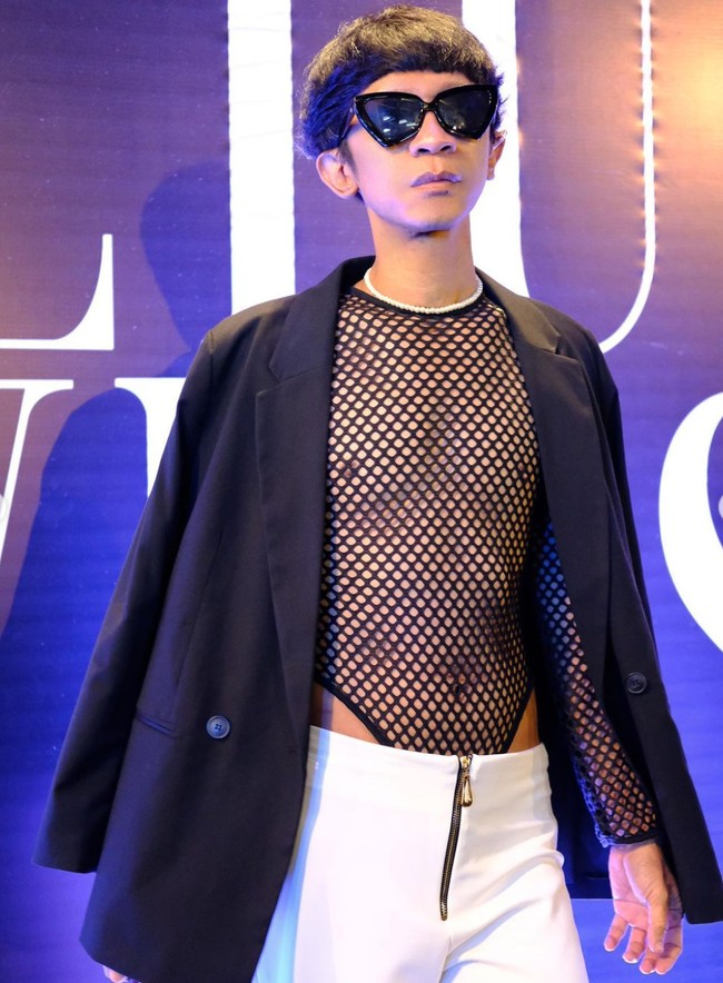 Sebelumnya saat hadir di beberapa undangan acara, Aming terlihat cukup sering tampil mengenakan payudara prostetik dan rambut palsu panjang bak seorang wanita. Ia sendiri sempat memperkenalkan karakternya tersebut yang diberi nama Myna. Foto: Instagram/@amingisback