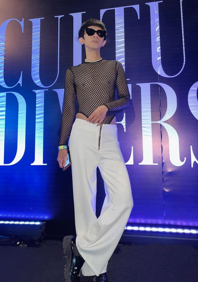 Melalui akun Instagramnya, Aming baru saja terlihat mengunggah penampilannya saat menghadiri acara Ivan Gunawan. Kerap tampil nyentrik, penampilan Aming kali ini pun berhasil mencuri atensi netizen. Foto: Instagram/@amingisback