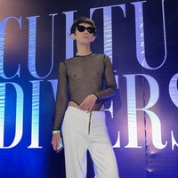 Melalui akun Instagramnya, Aming baru saja terlihat mengunggah penampilannya saat menghadiri acara Ivan Gunawan. Kerap tampil nyentrik, penampilan Aming kali ini pun berhasil mencuri atensi netizen. Foto: Instagram/@amingisback