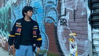 Di New York, lawan main Zara Adhisty di Dua Garis Biru itu banyak berfoto di berbagai lokasi. (Foto: dok. Instagram @anggayunandareal16) 