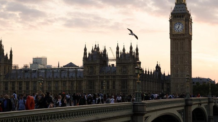 Members of the public join the queue on Westminster Bridge, as they wait in line to pay their respects to the late Queen Elizabeth II, Lying-in-State in the Palace of Westminster in London on September 14, 2022. - Queen Elizabeth II will lie in state in Westminster Hall inside the Palace of Westminster, from Wednesday until a few hours before her funeral on Monday, with huge queues expected to file past her coffin to pay their respects. (Photo by Odd ANDERSEN / various sources / AFP)