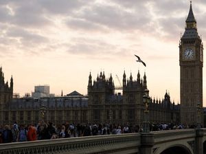Antrean Warga Inggris Beri Penghormatan ke Ratu Elizabeth Capai 4 Km