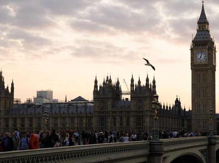 Members of the public join the queue on Westminster Bridge, as they wait in line to pay their respects to the late Queen Elizabeth II, Lying-in-State in the Palace of Westminster in London on September 14, 2022. - Queen Elizabeth II will lie in state in Westminster Hall inside the Palace of Westminster, from Wednesday until a few hours before her funeral on Monday, with huge queues expected to file past her coffin to pay their respects. (Photo by Odd ANDERSEN / various sources / AFP)
