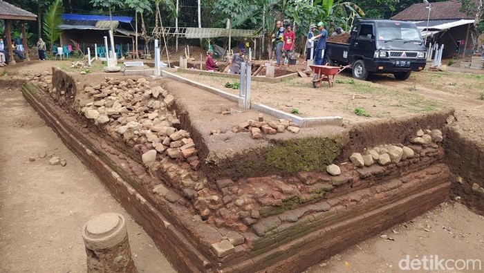 Arkeolog temukan arca perunggu di candi batu bata di Kabupaten Magelang.