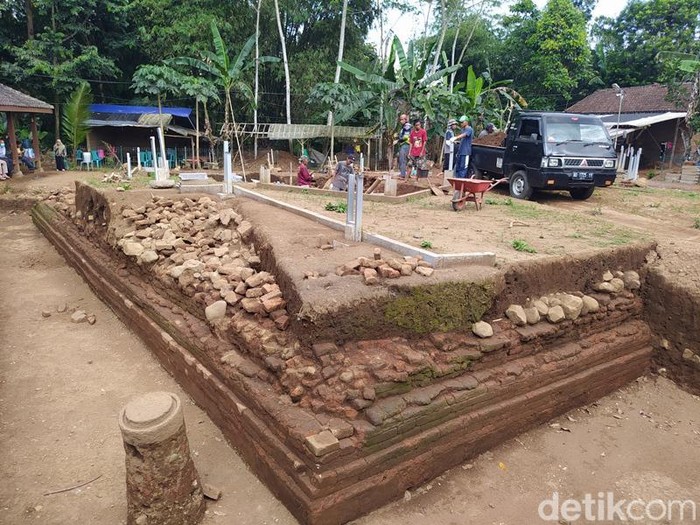 Arkeolog temukan arca perunggu di candi batu bata di Kabupaten Magelang.