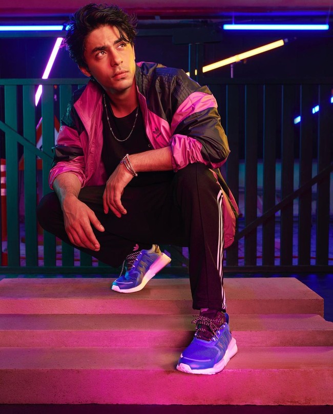 Aryan Khan terlihat mulai merambah dunia hiburan mengikuti jejak sang ayah. Anak sulung aktor Bollywood kenamaan Shahrukh Khan tersebut baru-baru ini tampil sebagai model brand sepatu terkenal.Foto: Dok. Instagram @adidasindia @__aryan__