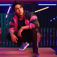 Aryan Khan terlihat mulai merambah dunia hiburan mengikuti jejak sang ayah. Anak sulung aktor Bollywood kenamaan Shahrukh Khan tersebut baru-baru ini tampil sebagai model brand sepatu terkenal.Foto: Dok. Instagram @adidasindia @__aryan__
