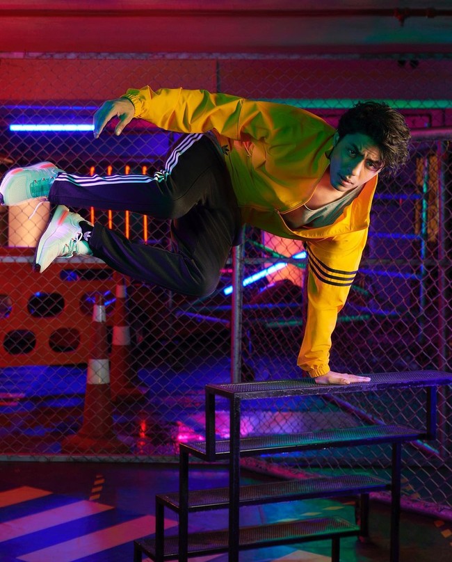 Ketika itu, Shah Rukh Khan juga mengenakan jaket kuning. Foto jaket kuning mirip Rahul dari KKHH, Sangat tampan mirip ayahnya, tulis netizen.Foto: Dok. Instagram @adidasindia @__aryan__