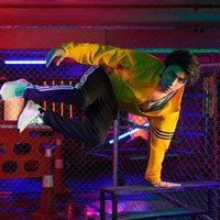 Ketika itu, Shah Rukh Khan juga mengenakan jaket kuning. Foto jaket kuning mirip Rahul dari KKHH, Sangat tampan mirip ayahnya, tulis netizen.Foto: Dok. Instagram @adidasindia @__aryan__