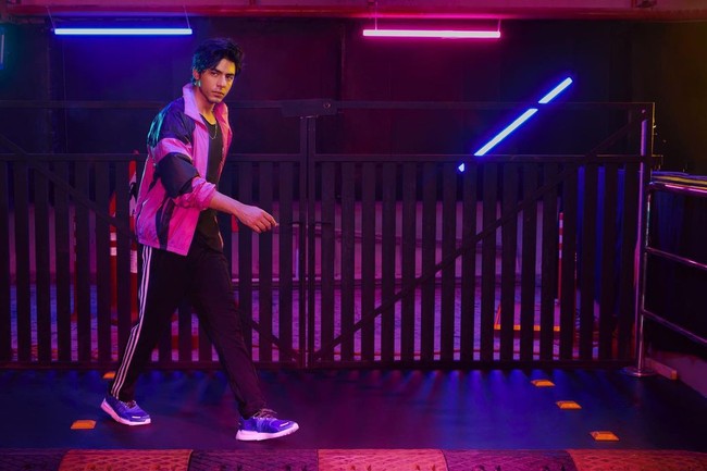 Dalam postingan terbarunya, pria 24 tahun itu membagikan sejumlah fotonya yang meng-endorse koleksi terbaru sepatu Adidas. Dalam berbagai foto, Aryan berpose dengan gaya sporty. Foto: Dok. Instagram @adidasindia @__aryan__