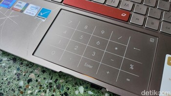 Zenbook Space Edition juga dilengkapi dengan NumberPad 2.0, yaitu fitur yang memungkinkan touchpad berubah menjadi numpad hanya dengan satu sentuhan. Foto: Adi Fida Rahman/detikINET